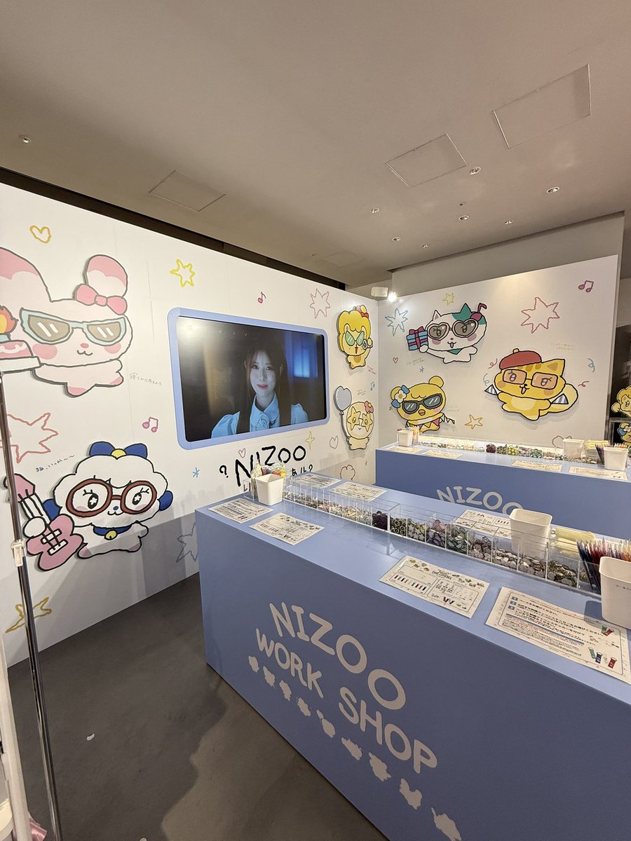 kamesawa3's tweet photo. ポップアップ行ってきた❗️宮パに入った瞬間からNiziUの曲が流れてて最高だった😆🌈 #NiziU #NiziU_THE_CINEMA https://t.co/Sd2hOigRUg