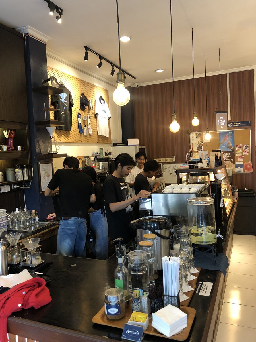 ebednoorjaman's tweet photo. sudah sampai solo sebagai rakyat biasa. sambil meluruskan pinggang aku mau mampir ngopi dulu, guys ☕️ https://t.co/tX04L8hCLd