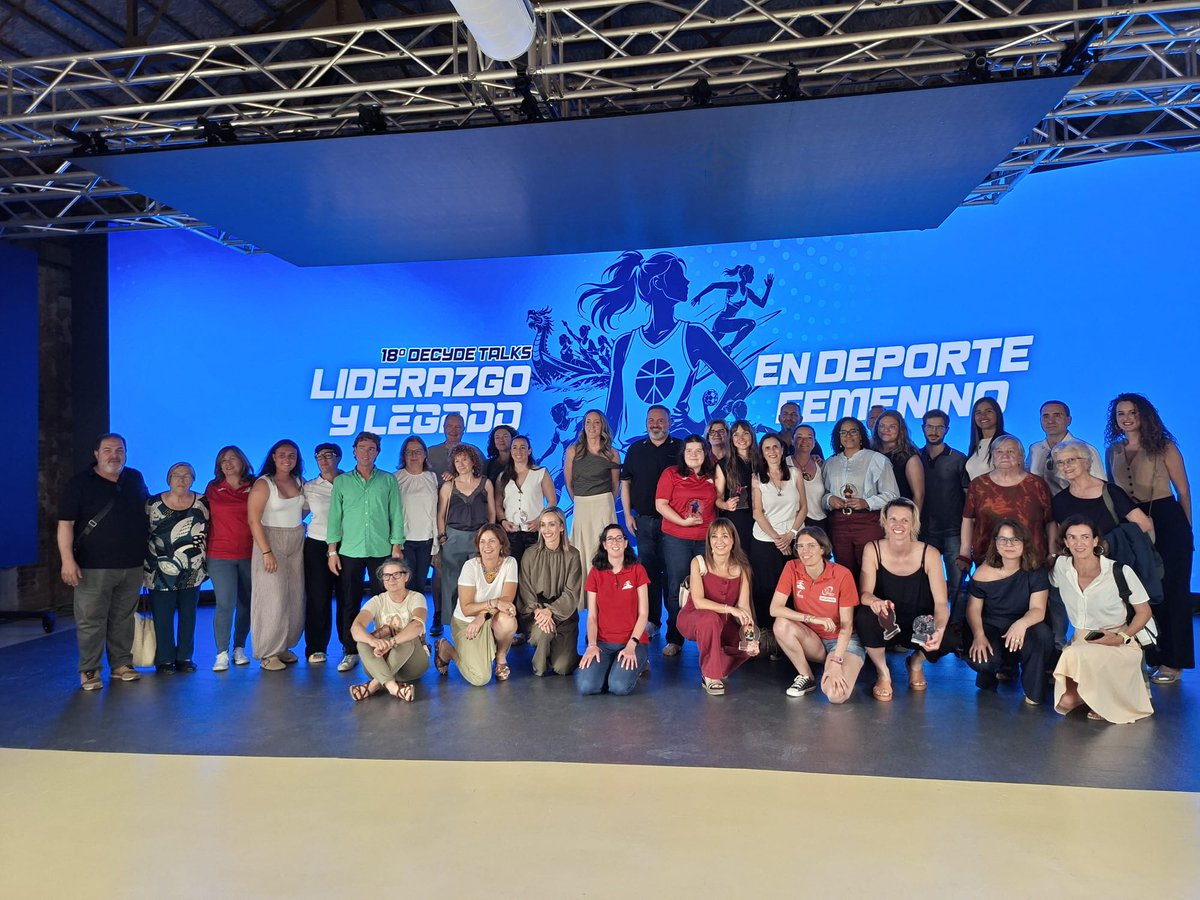 APDRM_COM's tweet photo. 📝🎖️ La presidenta de APDRM, @CarmenRiansares, participó en el XVIII Decyde Talks y entregó un obsequio a las ponentes de 'Mujer y deporte fuera de los focos de la televisión'.

👏 Reconocimiento al liderazgo, esfuerzo y legado de mujeres que siguen abriendo camino en el deporte. https://t.co/dCl3PfcUFC