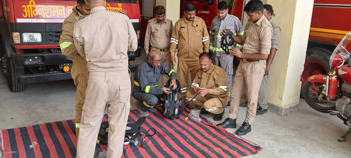 deoriafire's tweet photo. श्री मान महानिदेशक, UPF&amp;ES महोदय के आदेशानुसार एवं CFO देवरिया महोदय के निर्देशन में दि0 05.06.26 को  फायर स्टेशन देवरिया में सप्ताहिक फायर ड्रिल कराई गई व फायर/रेस्क्यू उपकरणों के रख-रखाव एवं संचालन का अभ्यास कराया गया। @fireserviceup https://t.co/QskCQgW2Ar