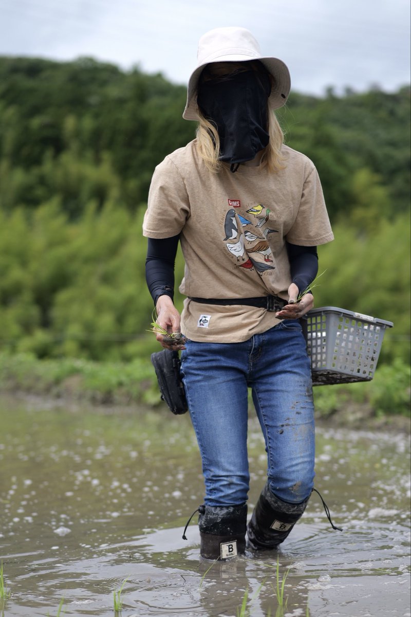 yttm130's tweet photo. 不審者装備で完全に顔見えないんですが、Tシャツで特定可能な農作業エディションの辰巳 https://t.co/kdH2MbPQfG