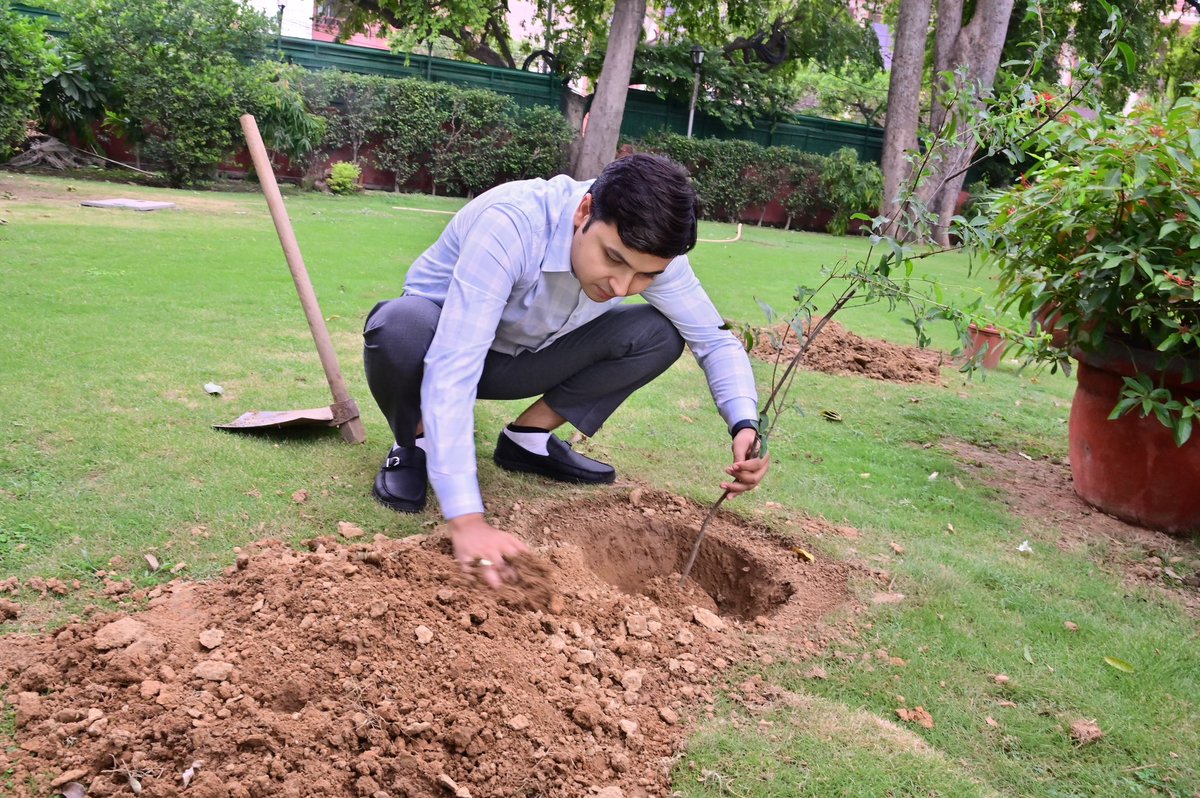 9anshu's tweet photo. World Environment Day 🌍 https://t.co/9T1Jhmc1b8