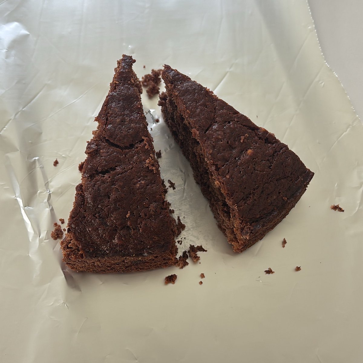 gutvomits's tweet photo. cal estimate for the piece on the right? – 62g chocolate banana cake https://t.co/ntJmdI1yJp
