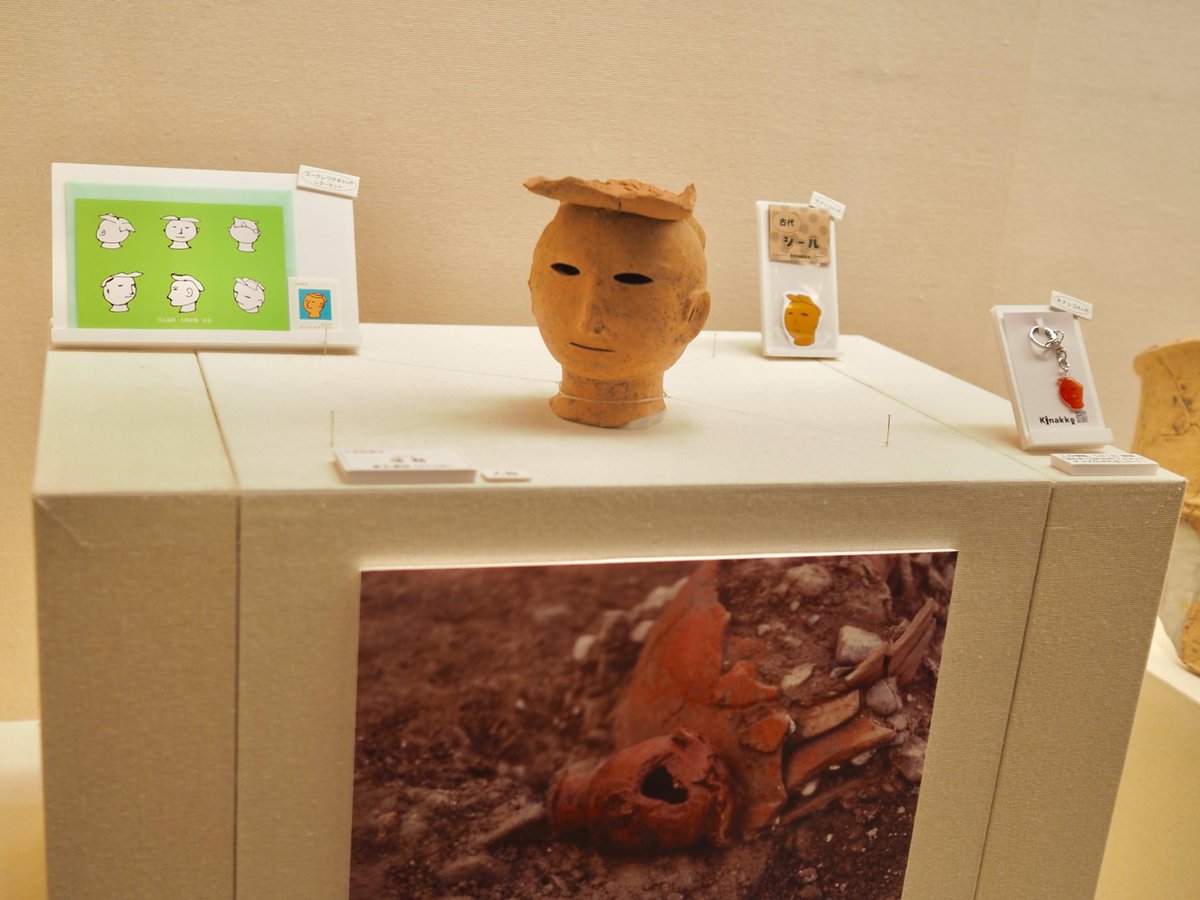 kishaku20's tweet photo. あと１日で、ヌルになります。大阪大谷大学博物館特別展「ハニワ輝く古代富田林のデザイン　はにとんEXPO」は、明日6/6(土)まで。

古代人、考古学クラブの高校生、研究者、作家さんなど…埴輪をとりまく人びとの想いが展示室に同居しています。富田林の埴輪がここまで揃って見られるのは最初で最後？ https://t.co/rfuklLRhFi