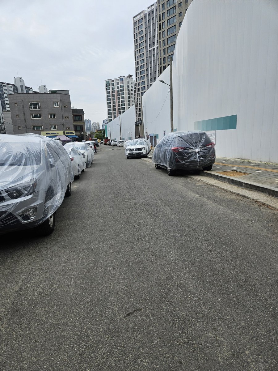SonOfThePriest's tweet photo. Took this picture near an apartment construction site. The building was been painted,  so the contractors covered all the cars on the street to prevent the wind blowing even the tiniest paint drops on them (which is almost impossible). I was impressed...very very very thoughtful! https://t.co/7Kl6EkpnOr