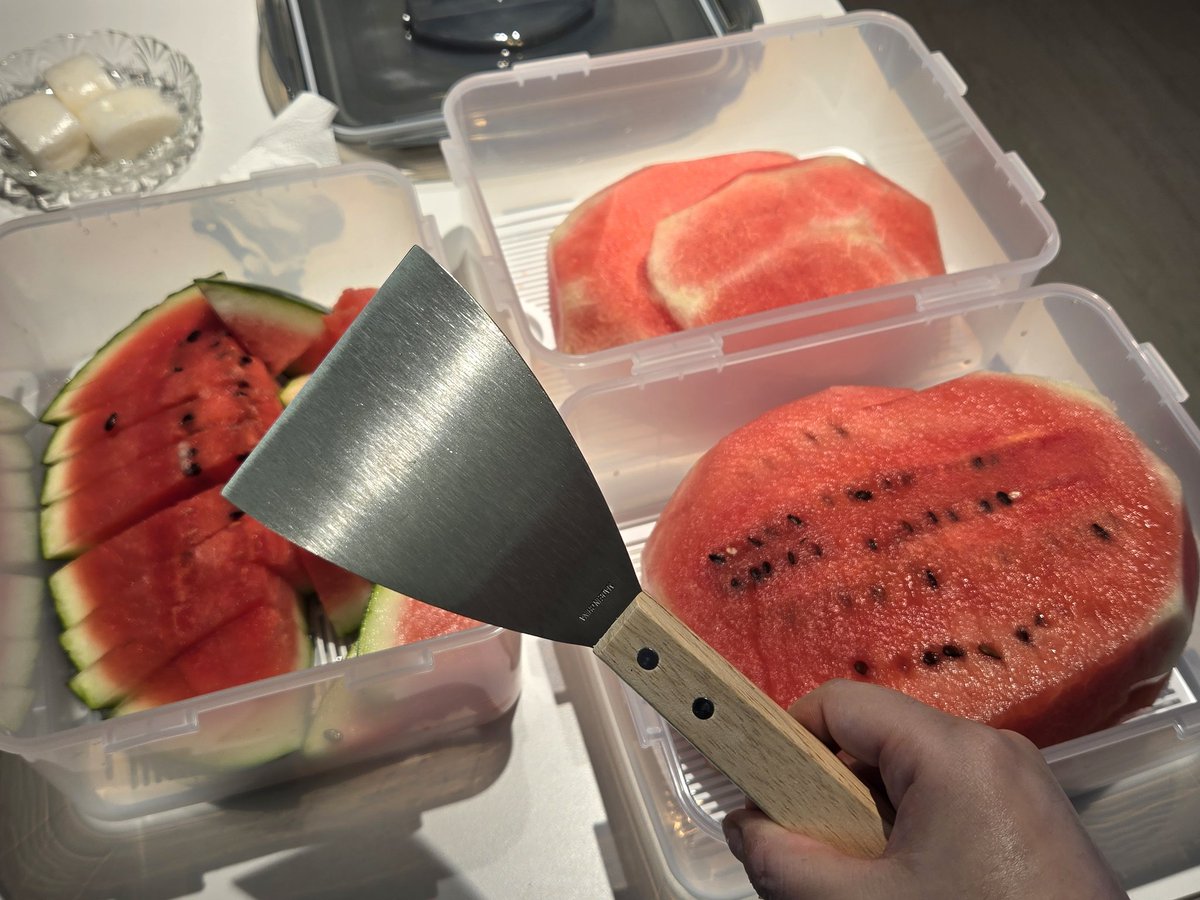 jerries___'s tweet photo. 수박을 헤라로 자르면 편하대서 다이소에서 물빠짐되는 통도 사두고 기다리다 오늘 드디어 수박 사옴. 첫 시도 치고 나쁘지않아!!! 세 통 살 땐 오반가 했는데 7키로정도 수박은 2통으론 조금 부족할 것 같기도..!! 하지만 좀 더 능숙하게 잘하게 되면 2통컷도 가능할 것 같기도...!!! https://t.co/JIOphupwoN