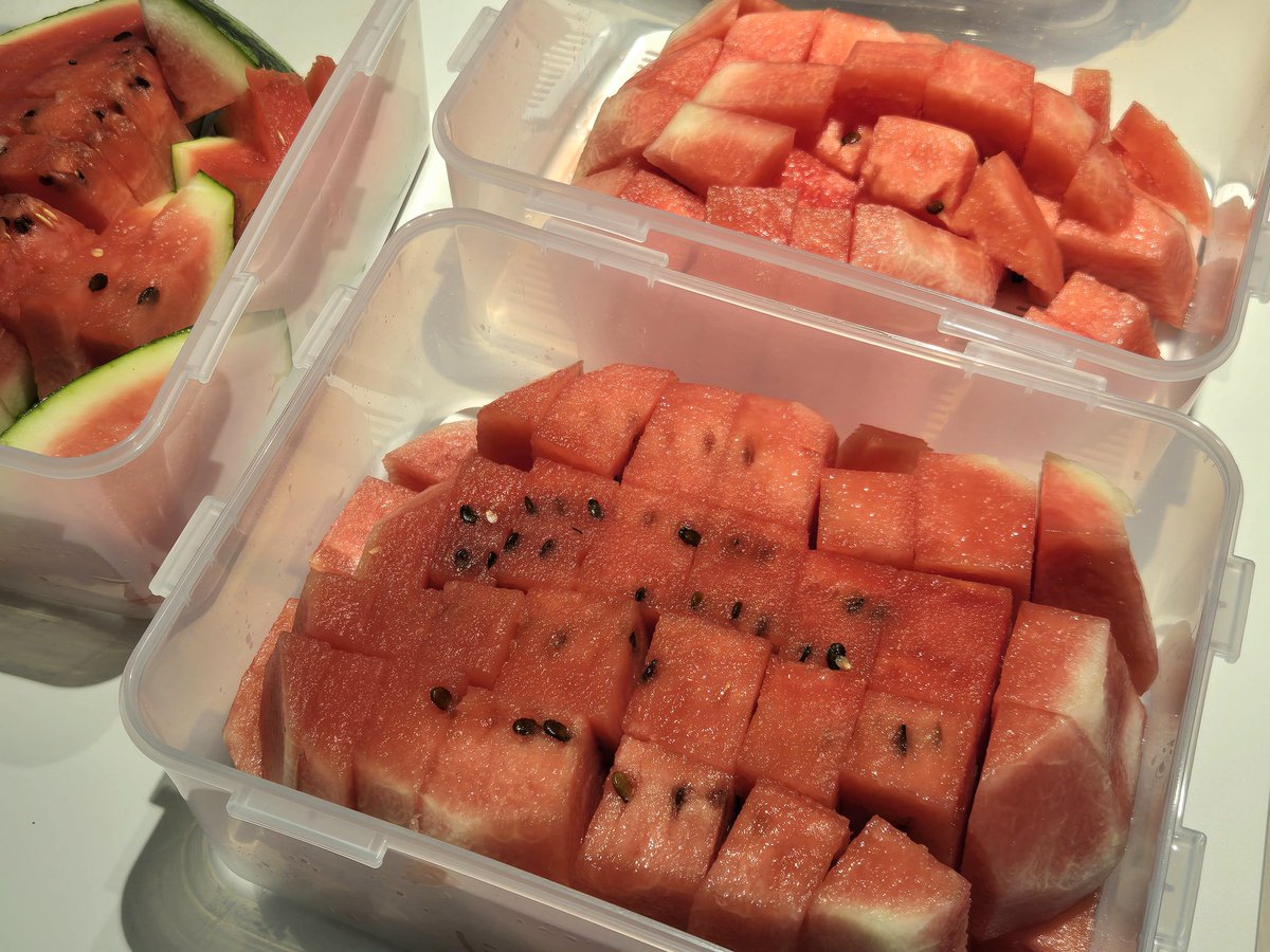 jerries___'s tweet photo. 수박을 헤라로 자르면 편하대서 다이소에서 물빠짐되는 통도 사두고 기다리다 오늘 드디어 수박 사옴. 첫 시도 치고 나쁘지않아!!! 세 통 살 땐 오반가 했는데 7키로정도 수박은 2통으론 조금 부족할 것 같기도..!! 하지만 좀 더 능숙하게 잘하게 되면 2통컷도 가능할 것 같기도...!!! https://t.co/JIOphupwoN