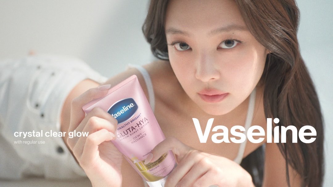 riarufebb's tweet photo. Aku tuh biasanya beli skincare secukupnya aja, tapi pas liat JENNIE collab sama Vaseline langsung kalap😭 auto borong dong. Semoga abis pake ini bisa dapet kulit glowing ala Mbak J walaupun dikit aja udah bersyukur xixi buruan CO yukk  #VaselinexJENNIE  https://t.co/sWTxJd4PDG https://t.co/LptlEs4kHw