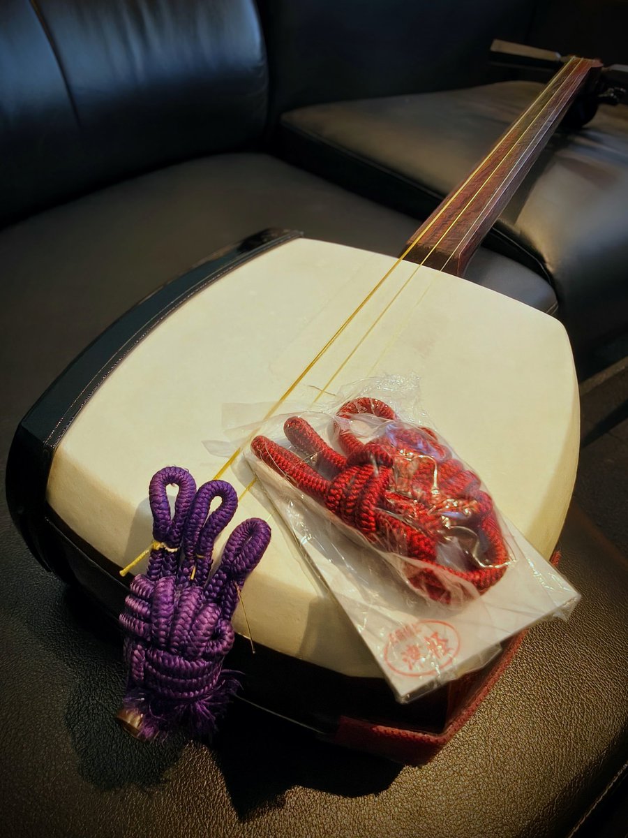 zacroiman's tweet photo. 音緒、ついてれば何でもいいと思ってたけど 劣化があるらしく新調🫶🏻何年も使い古した 中古に比べると新品はハリが全然違いますね✨
(女性の肌と通ずるものがある😁）

#津軽三味線 https://t.co/QQc2F48oWO
