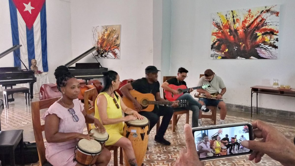 lissandracg's tweet photo. Intercambio de lujo con el catautor Tony Ávila en la Escuela Profesional de Música
 "José María Ochoa Correa" de #Holguín como parte del programa del XV Festival
 " Música con Humor" .
Nos acompañaron directivos, personalidades  de la cultura, maestros, trabajadores y estudiantes https://t.co/IaOMZlm82f
