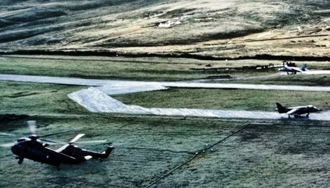 MalvinasData's tweet photo. 📷 #FotoConHistoria 📚
Hace 44 años, el 5 de junio de 1982, una operación helitransportada enemiga desde la FOB San Carlos al SO de monte Harriet, una posición aferrada por elementos del RI 4, fue rechazada por el fuego de armas automáticas, artillería y morteros.

#Malvinas44 🇦🇷 https://t.co/IWzoV8Rf2I