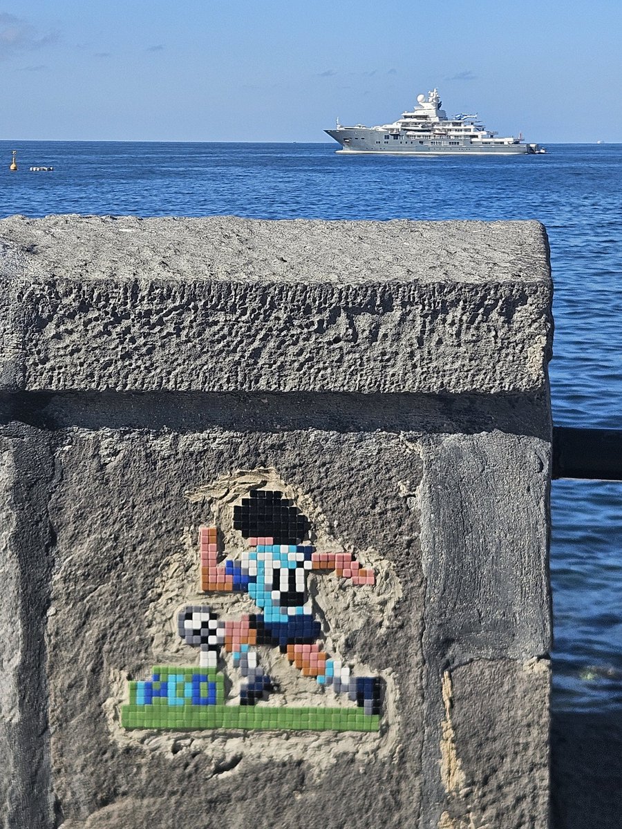 XFargas's tweet photo. Avui soc de noces a Nàpols.

I costa no pensar que quan aquestes terres formaven part de la Corona d'Aragó, Espanya encara no existia com a estat. La potència marítima, comercial i cultural que connectava la Mediterrània tenia un dels seus grans motors a Barcelona i als territoris catalans.

Almogàvers, ballesters, mercaders i navegants van deixar aquí una petjada que encara es percep en paraules, escuts i memòria.

La història és tossuda.

#Nàpols #Catalunyalliure #Almogàvers #Història #Catalanitat #Mediterrània #ViscaCatalunya