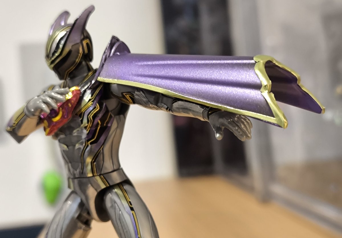 BLACRAWOOL's tweet photo. 昨日買ってきた装動ロードスリー作った✌️
ゼッツの弾に入って初の組み立てなんだけど可動域増えててびっくりした！(　゜д゜)ﾝﾏｯ!
あとこの肩マント！！！！れ！！
これがいっちゃんおきにポイントだ！！！かっこいい！！！！✨✨

#仮面ライダーゼッツ https://t.co/8cr2AAh1gZ