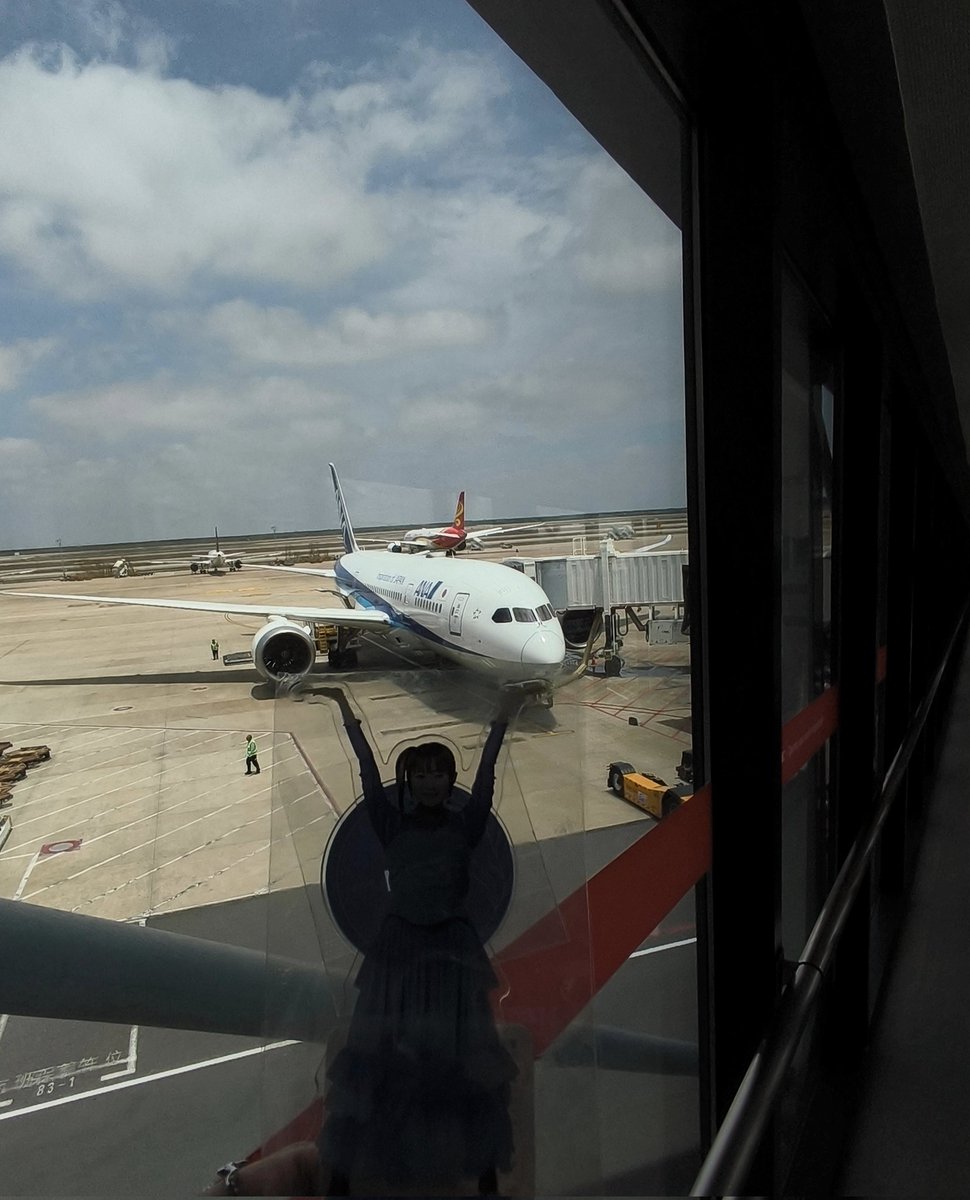 sakuya5581's tweet photo. #けんぶんのん
飛行機を持ち上げる持ち咲さん（闇.ver） 
飛行機を持ち上げる持ち咲さん（光.ver） https://t.co/F6FddCZJ7M