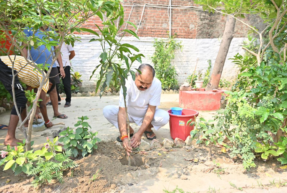 premnarayanmla's tweet photo. पर्यावरण संरक्षण को जनभागीदारी का स्वरूप देने के लिए माननीय प्रधानमंत्री श्री @narendramodi जी के ‘एक पेड़ माँ के नाम’ महाअभियान के आह्वान के क्रम मे आज अपने विधानसभा क्षेत्र तरबगंज के जन सहयोग केंद्र कार्यालय पर विश्व पर्यावरण दिवस के अवसर पर 'एक पेड़ माँ के नाम' वृक्षारोपण महाभियान में सहभागिता करते हुए वृक्षारोपण किया.!

यह अभियान पर्यावरण संरक्षण के साथ-साथ मातृशक्ति के प्रति सम्मान और कृतज्ञता व्यक्त करने का एक सार्थक प्रयास है।
स्वच्छ, हरित और संतुलित पर्यावरण मानव जीवन, जैव विविधता तथा आने वाली पीढ़ियों के सुरक्षित भविष्य की आधारशिला है।
यह अभियान वृक्षारोपण के संकल्प के साथ-साथ प्रकृति के प्रति संवेदनशीलता, मातृशक्ति के सम्मान और भावी पीढ़ियों के प्रति हमारी जिम्मेदारी का भी प्रतीक है।

आइए, विश्व पर्यावरण दिवस के अवसर पर पर्यावरण संरक्षण और अधिक से अधिक वृक्षारोपण का संकल्प लें तथा आदरणीय प्रधानमंत्री जी के ‘एक पेड़ माँ के नाम’ अभियान से जुड़कर इस जनआंदोलन को और अधिक सशक्त बनाएं और अपनी माता जी के सम्मान में कम से कम एक पौधा अवश्य लगाएँ।

#WorldEnvironmentDay
#एक_पेड़_माँ_के_नाम