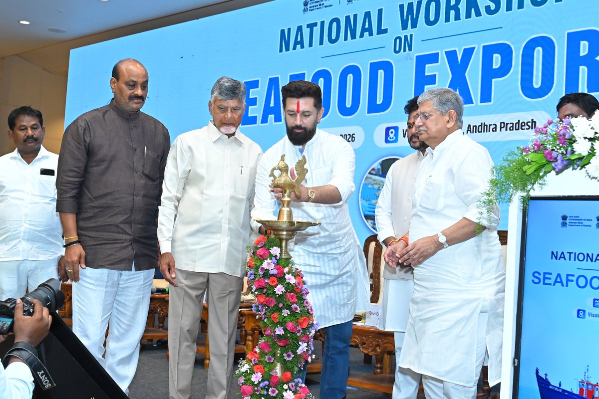 iChiragPaswan's tweet photo. आज विशाखापट्टनम में राष्ट्रीय समुद्री उत्पाद निर्यात कार्यशाला को संबोधित किया।

भारत का समुद्री उत्पाद निर्यात रिकॉर्ड स्तर पर है। अब हमारा संकल्प है कि भारत केवल अधिक निर्यात तक सीमित न रहे, बल्कि प्रसंस्करण, गुणवत्ता और मजबूत कोल्ड चेन के माध्यम से हमारे समुद्री उत्पाद हर वैश्विक बाजार में गुणवत्ता और भरोसे की पहचान बनें।

माननीय प्रधानमंत्री श्री @narendramodi जी के नेतृत्व में भारत को Global Food Basket बनाने की दिशा में समुद्री उत्पाद क्षेत्र की बड़ी भूमिका होगी।