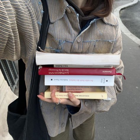 lilyychloe's tweet photo. books are my safe place https://t.co/Ft08Hb53OK