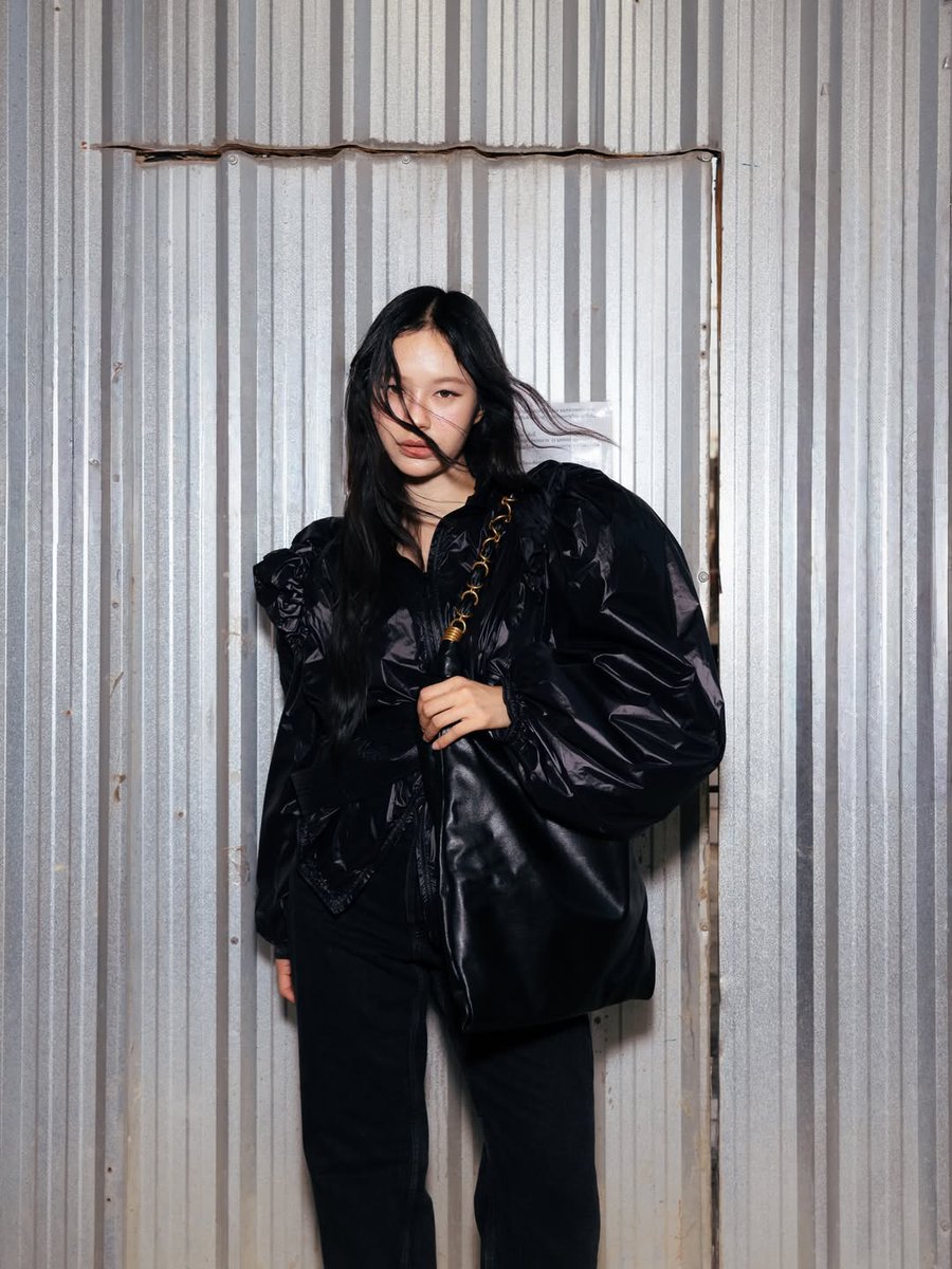 PRSocietyNews's tweet photo. Saint Laurent เปิดตัวกระเป๋ารุ่น Amalia จากคอลเล็กชั่น Fall 2026 ถ่ายทอดนิยามของความสง่างามร่วมสมัยผ่านดีไซน์ที่ผสานความเรียบโก้เข้ากับเสน่ห์อันเป็นเอกลักษณ์ของเมซง โดยร่วมตีความผ่านเหล่าเซเลบริตี้สาวที่ต่างหยิบมาสไตลิ่งในแบบของตัวเอง

#MilkPansa #YSL 
#SaintLaurent #YvesSaintLaurent 

เริ่มต้นด้วย มิ้ลค์–พรรษา ที่ปรากฏตัวในโททัลลุคจาก Saint Laurent by Anthony Vaccarello พร้อม Amalia รุ่นสะพายไหล่สีดำ โดดเด่นด้วยฮาร์ดแวร์ woven CASSANDRE jewelry chain อันเป็นซิกเนเจอร์บริเวณสายกระเป๋า มาพร้อมขนาดที่ตอบโจทย์การใช้งานในชีวิตประจำวัน แต่ยังคงความคล่องตัวและน้ำหนักเบา เหมาะสำหรับการสะพายในทุกโอกาส พร้อมถ่ายทอดความชิคแบบไม่ต้องพยายามได้อย่างลงตัว 

ด้วยดีไซน์ที่เรียบหรูแต่ยังเปี่ยมด้วยคาแรกเตอร์ Amalia จึงกลายเป็นอีกหนึ่งไอเท็มที่ตอกย้ำดีเอ็นเอของแบรนด์พร้อมสะท้อนความมั่นใจของผู้หญิงยุคใหม่ได้อย่างชัดเจน