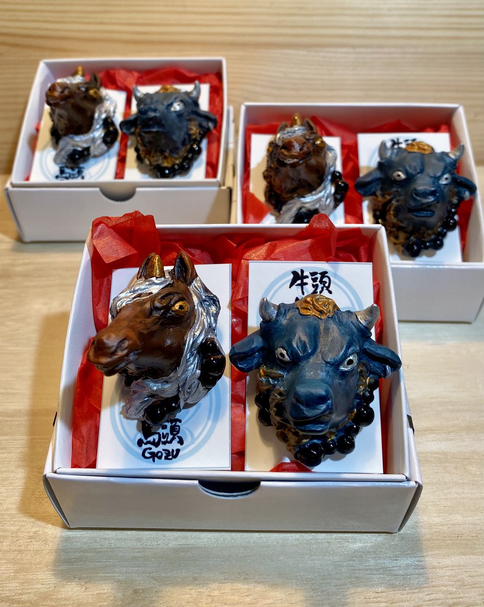 625141's tweet photo. 新作のブローチ「牛頭馬頭」です🥳馬の顔が長いので、動画の方が見やすいと思います。バラでも販売可ですが…セットでお迎え頂けると嬉しいです。
6/7コミティア156 東京ビックサイト→う31A「日向庵」でお待ちしています！ #COMITIA156

お品書きは明日中にこのポストにツリーで繋げようと思います。 https://t.co/yQQQoMcfC3