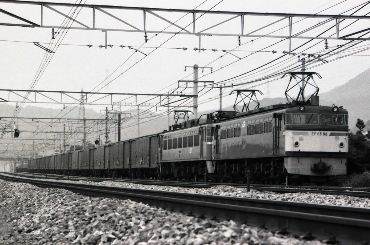 Agukama's tweet photo. #EF65の日
コンテナ貨物よりもワム！貨物が似合う機関車
あえて白黒写真 https://t.co/cqwRcKcCFc