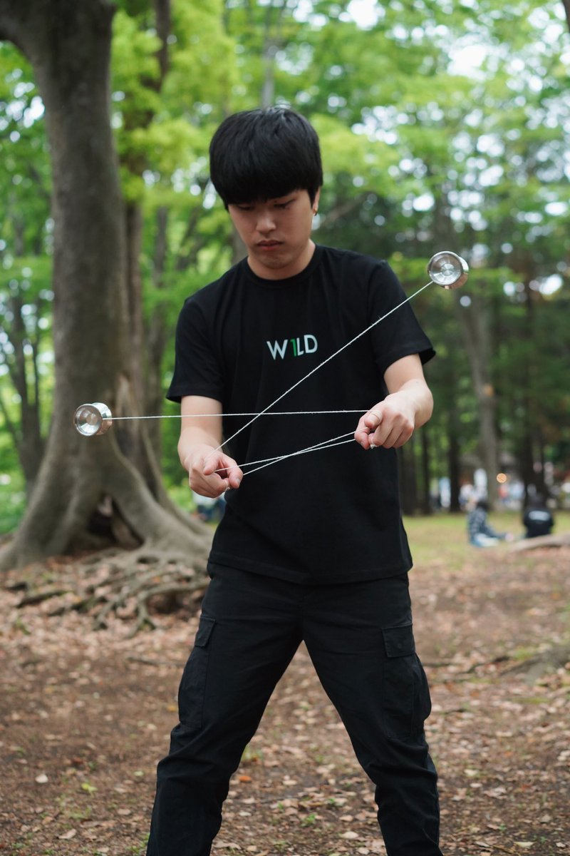 W1LD_44's tweet photo. 【W1LD JN 26 Item7】
「安定感と疾走感の両立」

田平 宙の初のシグネチャーモデル、Glanzの登場です。@sora_3A 

彼のハイリスクなトリックを支えるために開発された"Glanz"は極限の回転力と高い安定感を備えながら、軽快な操作性も実現しました。

3Aを始めたばかりのプレイヤーから競技シーンで戦う上級者まで、あらゆる3Aトリックに応える性能を追求しました。

"Glanz"の魅力を確かめに、ブースにお越しください。

Material: A6061+SS
Diameter: 57mm
Width: 47mm
Weight: 67g
Price: 15000JPY/ 1 個
            28000JPY/ 2 個