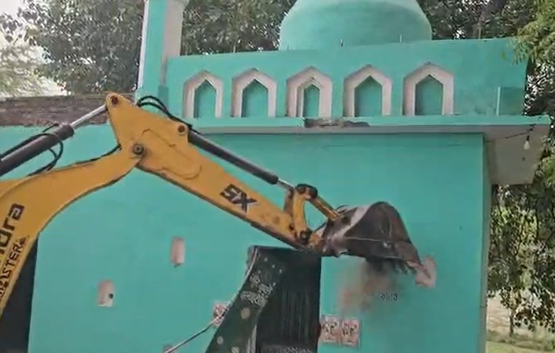 in24livenews's tweet photo. संभल ब्रेकिंग - बबराला क्षेत्र के बाघऊ गांव में खंडेश्वर शिव मंदिर के पास बनी अवैध मजार पर प्रशासन ने बुलडोजर चलाया।  

DM और SP की मौजूदगी में अवैध निर्माण को ध्वस्त करने की कार्रवाई की गई।  

बुलडोजर से मजार को पूरी तरह हटाया जा रहा है।  

सुरक्षा को देखते हुए मौके पर भारी पुलिस बल तैनात किया गया है।  

प्रशासन का कहना है कि सरकारी जमीन पर बने अवैध निर्माण हटाए जा रहे हैं।

#Sambhal @sambhalpolice @DmSambhal @Uppolice @UPGovt