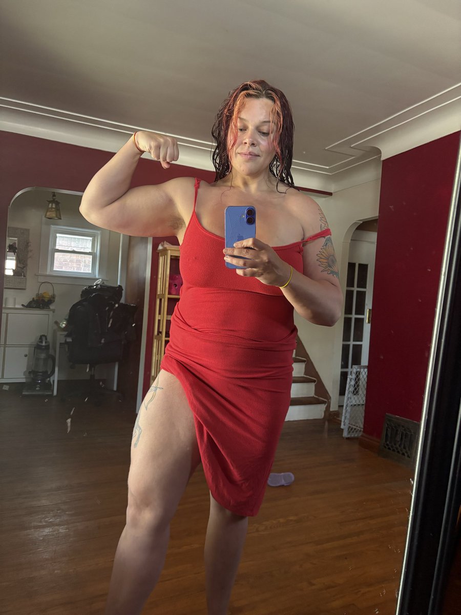 Haleyworksout's tweet photo. Muscles and tan lines ❤️ https://t.co/o3kDGd7gNk