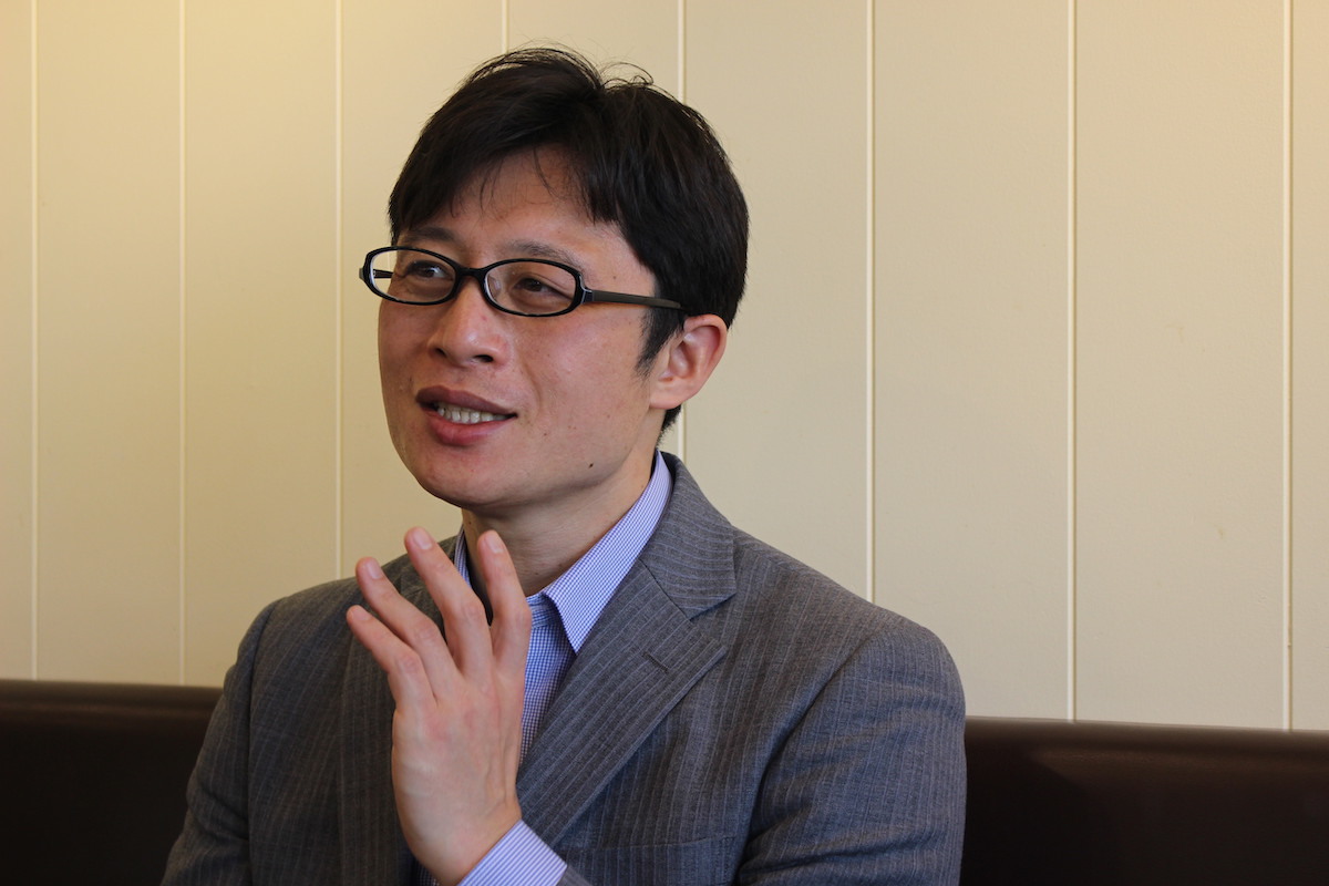 ridi_journal's tweet photo. 【ニュースに潜む社会課題をキャッチ！📰】
なぜ「母親の遺体と暮らす」のか――年間10万人の介護離職から考える家族の孤立

みなさん、こんにちは！社会問題を“構造化”するメディア、リディラバジャーナルです。
日々流れてくるさまざまなニュース。一見、局所的で自分とはかかわりのないように見えるニュースも、その出来事をとりまく社会課題を知ると、見え方が大きく変わってくるはず。

◇本日のピックアップニュース
母親の遺体を自宅に放置

◆関連する社会課題
介護離職と孤立

※リプ欄のリンクからリディラバジャーナルの記事にアクセスすると、どなたでも6月11日（木）まで無料でお読みいただけます！

***
今週、京都で49歳の無職の男性、静岡で53歳の無職の男性が、それぞれ自身の母親の遺体を自宅に放置した疑いで逮捕されました。

また、福島市で母親の遺体を自宅に放置した罪に問われた56歳の女性は、裁判でこう話したと報じられています。

「葬儀代がなかった。誰にも相談できなかった」

なぜ、亡くなった家族を、そのままにしてしまうのでしょうか。
事件ごとに事情は異なり、現時点では、詳しい背景が明らかになっていない事件もありますが、福島の女性の言葉からは、「貧困」と「孤立」という問題が浮かび上がります。

介護をきっかけに貧困と孤立に陥る、そんな状況は珍しいことではありません。
社会の高齢化に伴って介護を必要とする人は増え、介護や看護を理由に離職する人も増加傾向。「平成30年就業構造基本調査」によれば、離職者全体の2％ほどではあるが、その数は年間、約10万人に及びます。

***
◇本日紹介するRJの記事はこちら
【構造化特集 高齢者虐待】第2回

NPO法人となりのかいご代表の川内潤さんは、「地域包括支援センターは、『高齢者のよろず相談所』です。介護がまだ必要ない段階だと思っていても、早めに相談しておくことが大切です」と語る。

また、川内さんは介護支援は企業にとってもメリットがあると話す。

「福利厚生というよりは、人事戦略として介護支援をするという理解が広まると、コストパフォーマンスが高い施策として介護離職に対する支援も広まっていくのではないでしょうか。とくに介護に従事している人が多い、50代ぐらいの男性は、福祉サービスの頼り方を知らないことが多い。そうしたときに行政機関などよりも身近なコミュニティであり、相談先になりえるのが会社だと思います。だからこそ、会社で介護の情報を発信することの意義は大きいと考えています」

ぜひ、お読みください！

***
記事全文はリプ欄から！