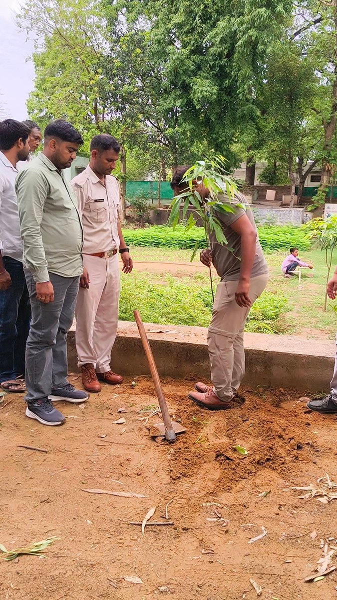 PushpendraGaro1's tweet photo. विश्व पर्यावरण दिवस  
आज डीएफओ कार्यालय परिसर में पौधारोपण किया गया।इस मौके पर डीएफओ श्री सुमित बंसल जी आदि मौजूद रहे
पौधारोपण केवल मिट्टी में एक पौधा लगाने तक सीमित नहीं है, बल्कि यह आने वाली पीढ़ियों को एक स्वस्थ, स्वच्छ और हरा-भरा पर्यावरण सौंपने का संकल्प है।@ForestRajasthan https://t.co/WgsFdP9ib6