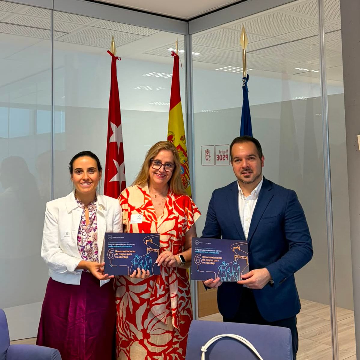 SEMG_ES's tweet photo. 🎗️🏥La Dra. Fátima Santolaya Sardinero, responsable del Grupo de Trabajo de Cuidados Paliativos y Oncología de #SEMG y vicepresidenta 2ª de #SEMGMadrid, estuvo ayer en la Asamblea de Madrid para presentar el III Informe de All.Can Spain (🔗 https://t.co/9sJM7EgiDH): "Largos supervivientes de cáncer: una carrera de obstáculos".

En España existen ya más de dos millones de personas que han superado un cáncer (libres de enfermedad tras 5 años). Sin embargo, se enfrentan a un vacío asistencial crónico y a secuelas físicas, psicológicas y laborales.

¿Qué se reclama?

* 📋 Planes de seguimiento individualizados.
* 🩺 Reforzar el papel de la Atención Primaria y de la enfermería gestora de casos.
* 📑 Un sistema nacional de información centralizado.

Es urgente coordinar esfuerzos institucionales para que la supervivencia al cáncer signifique también una vida plena.

@AllCanGroup