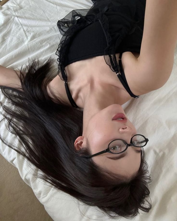 SOWLACES's tweet photo. Cewek bali satu ini mager banget kemana-mana kalau udah nempel kasur, hari ini panas banget ya? Untung masih kerasa anginnya. https://t.co/ZeAXsU9aAH