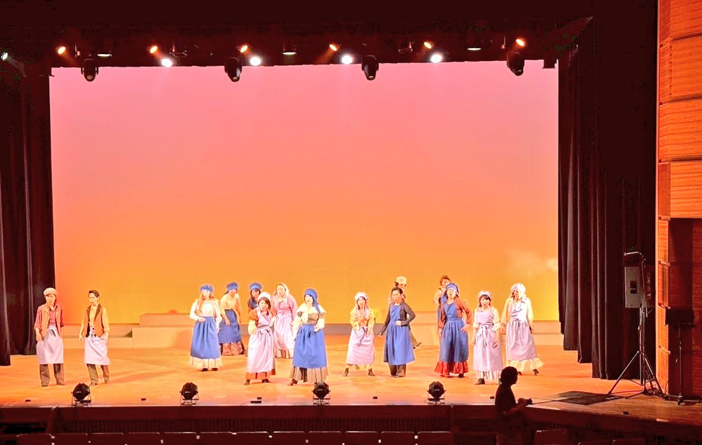 ven_0625's tweet photo. 【🇫🇷レ・ミゼラブル Memories🇫🇷】②
工場と波止場では❤女子❤として出演していました👧なんてラブリィ！笑
身を潜めていたかったけど、工場ではファンティに能動的に嫌がらせをしにいったり意外と仕事が多くて責任重大😂
波止場の帽子の中には、ハイドで使っていたカツラを縫い付けてあります👒 https://t.co/WyKKsHYl9K