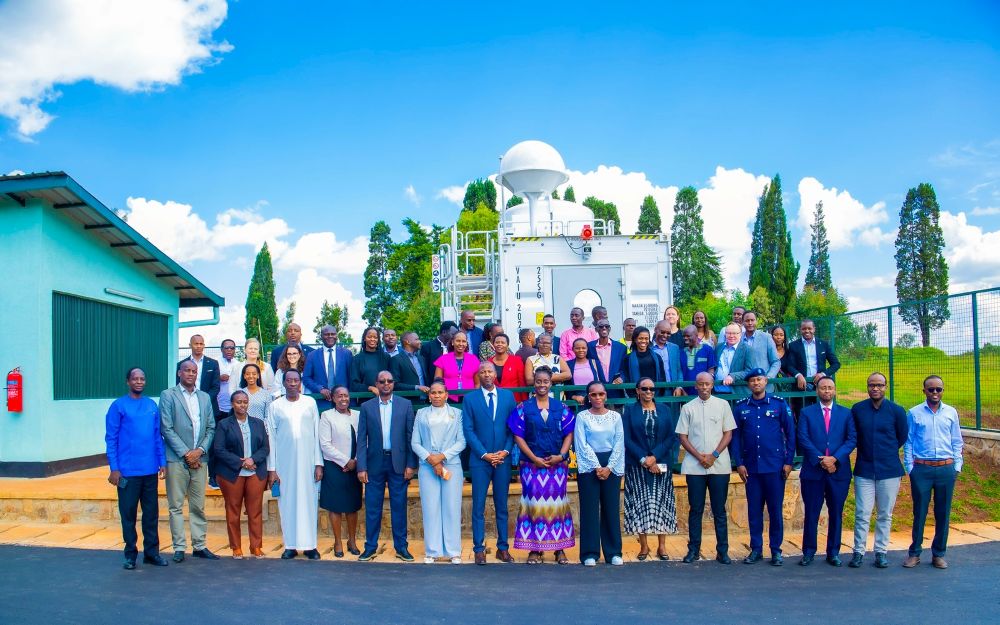 IGIHE's tweet photo. Mu Karere ka Huye hatashywe ku mugaragaro sitasiyo ya mbere y’ikorabuhanga ryikoresha ifata ibipimo by’ikirere (Automatic Upper-Air Station), yuzuye itwaye asaga miliyari 5 Frw.

Ni sitasiyo igamije guhangana n’ingaruka z’imihindagurikire y’ibihe binyuze mu kunoza ikusanywa, itunganywa, kuboneka kw’amakuru y’iteganyagihe no kuburira abaturage ibigiye kuba.

https://t.co/nc2cFJALBy