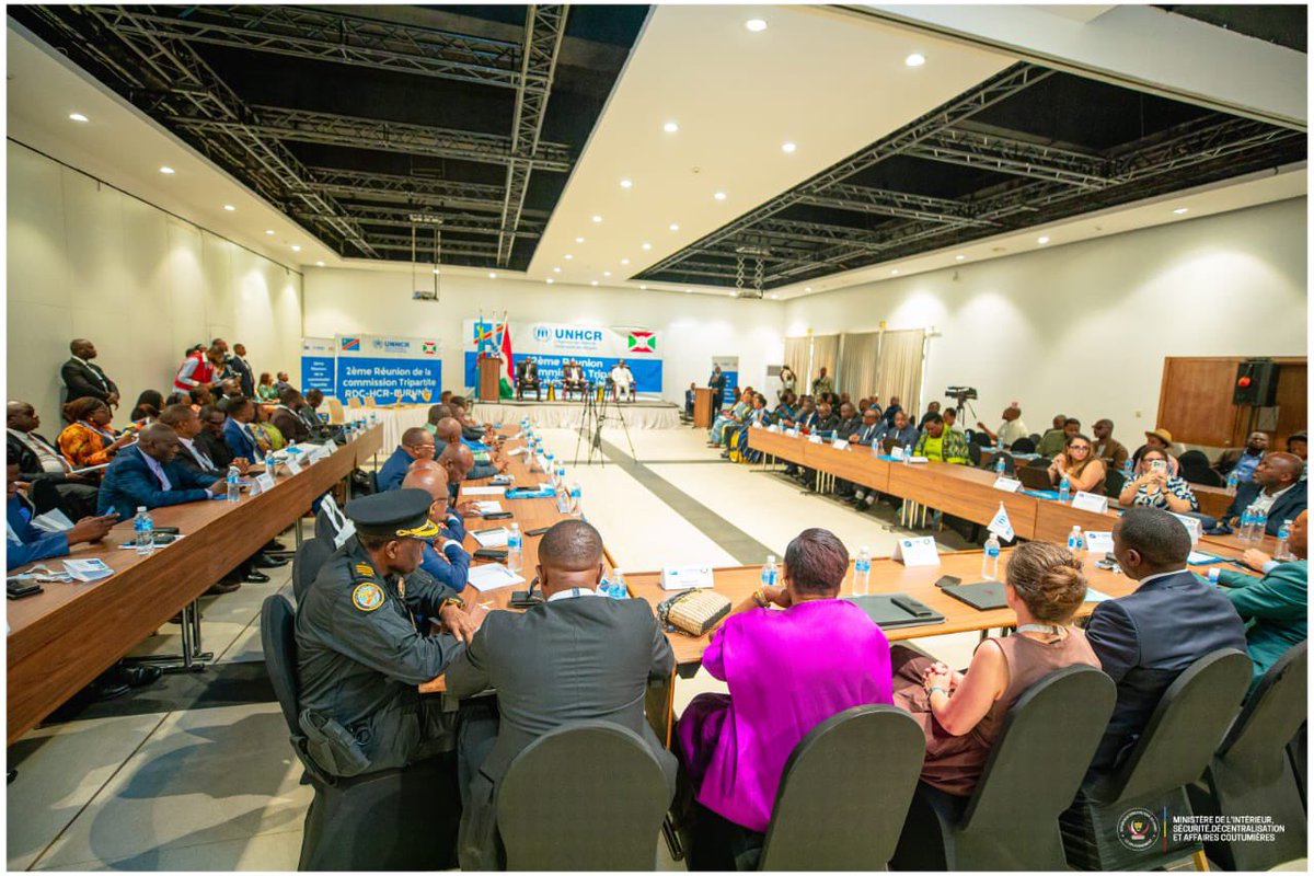 BilamboPat30382's tweet photo. #Kinshasa | #ClĂŽture de la 2e rĂ©union de la Commission tripartite RDCâHCRâBurundi
Le Ministre provincial de la SĂ©curitĂ© publique de Kinshasa, S.E. #Jeannot #Canon, a pris part ce jeudi 4 juin 2026 Ă la cĂ©rĂ©monie de clĂŽture de la 2e rĂ©union de la Commission tripartite RDCâHCRâBurundi.
La rencontre sâest tenue en prĂ©sence du Vice-Premier ministre en charge de lâIntĂ©rieur de la RDC, du Ministre burundais de lâIntĂ©rieur, du Ministre des Affaires sociales, Actions humanitaires et SolidaritĂ© nationale, du Vice-ministre de lâIntĂ©rieur ainsi que du ReprĂ©sentant du HCR en RDC et de plusieurs autres personnalitĂ©s.
#RDC #Kinshasa #HCR #Burundi #CoopérationRégionale
@PresidencyDRC @POTUS45