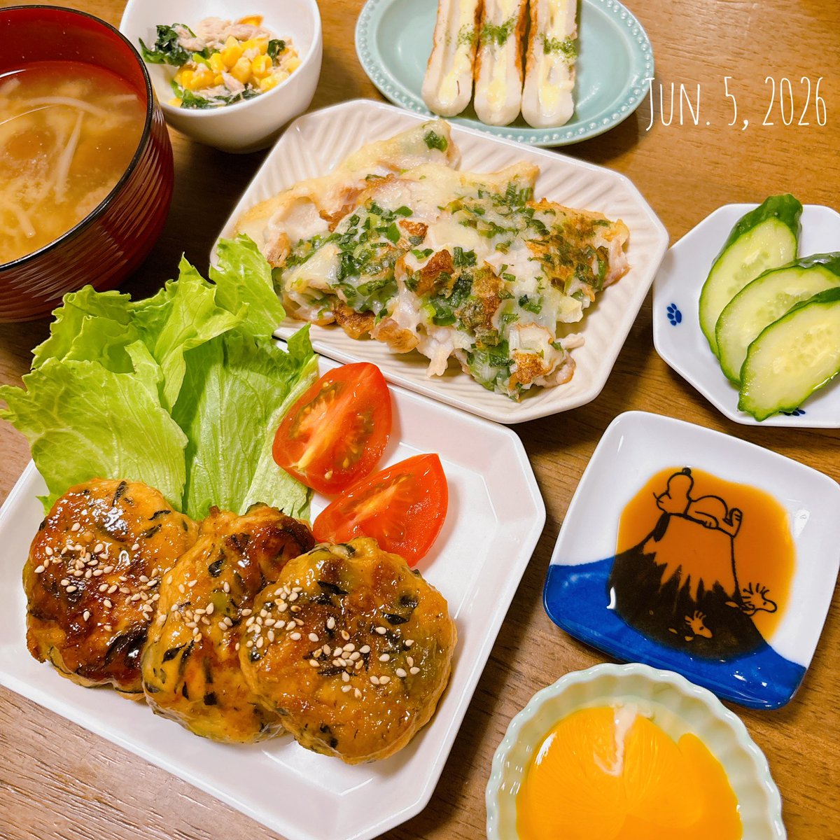 yuru2rab's tweet photo. 今日の晩ごはん🍚

ひじきつくね
ねぎ焼き
ちくわのマヨ焼き
ほうれん草とツナコーンのナムル
きゅうりの浅漬け
お味噌汁
 #おうちごはん 

今日も1日お疲れ様でした🌼*･ https://t.co/pHNJVp9MWA