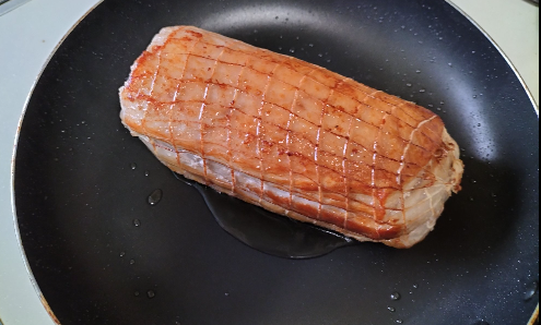 super_alien117's tweet photo. 今日は嫌なことがあったので、800gの豚肉を買ってきて毎年恒例のチャーシューづくりを始めたいと思います。 https://t.co/y7SOthdUdD