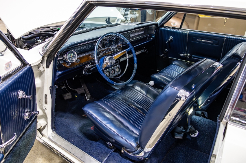 bubumitsuoka's tweet photo. アメ車の魅力をお届けする「BUBU×アメ車ワールド」

今回は「1964y ポンティアック グランプリ」。

まず我々の目を引いたのは、その佇まいの美しさだ。

昨今のビンテージ・アメリカン、特にホットロッドやマッスルカーの世界では、ド派手な外装モディファイや現代的な大径ホイールを履かせたモダンス https://t.co/vx3XCC9MCd