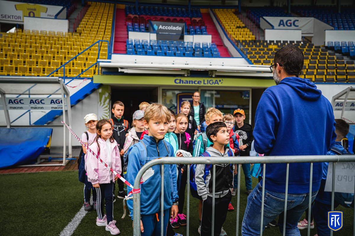 FK_Teplice's tweet photo. ☔ Déšť přišel, radost zůstala! 💛

Dětský den Na Stínadlech proběhl v pátek 5. června ve velkém stylu – stanoviště na ochozu, malování na obličej, prohlídka zákulisí a jako bonus hasičský vůz přímo před stadionem 🚒

#FKTeplice #DětskýDen #NaStínadlech #Teplice  #DetskýDen2026 https://t.co/odZ0TG9PpO