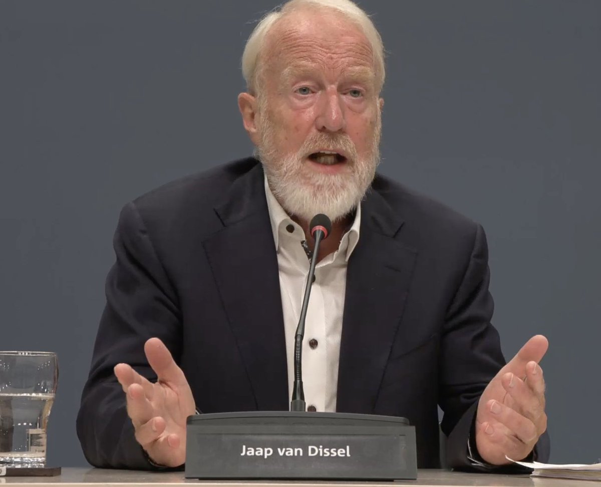 tonfvandijk's tweet photo. Jaap van Dissel krijgt kritische vragen van iemand (@songulmutluer) die hij niet ziet als 'peer'. Dat leidt al vrij snel tot irritatie. Waarschijnlijk wordt hij niet heel vaak tegengesproken in zijn normale leven. #enquete https://t.co/dCIH8UaC7w