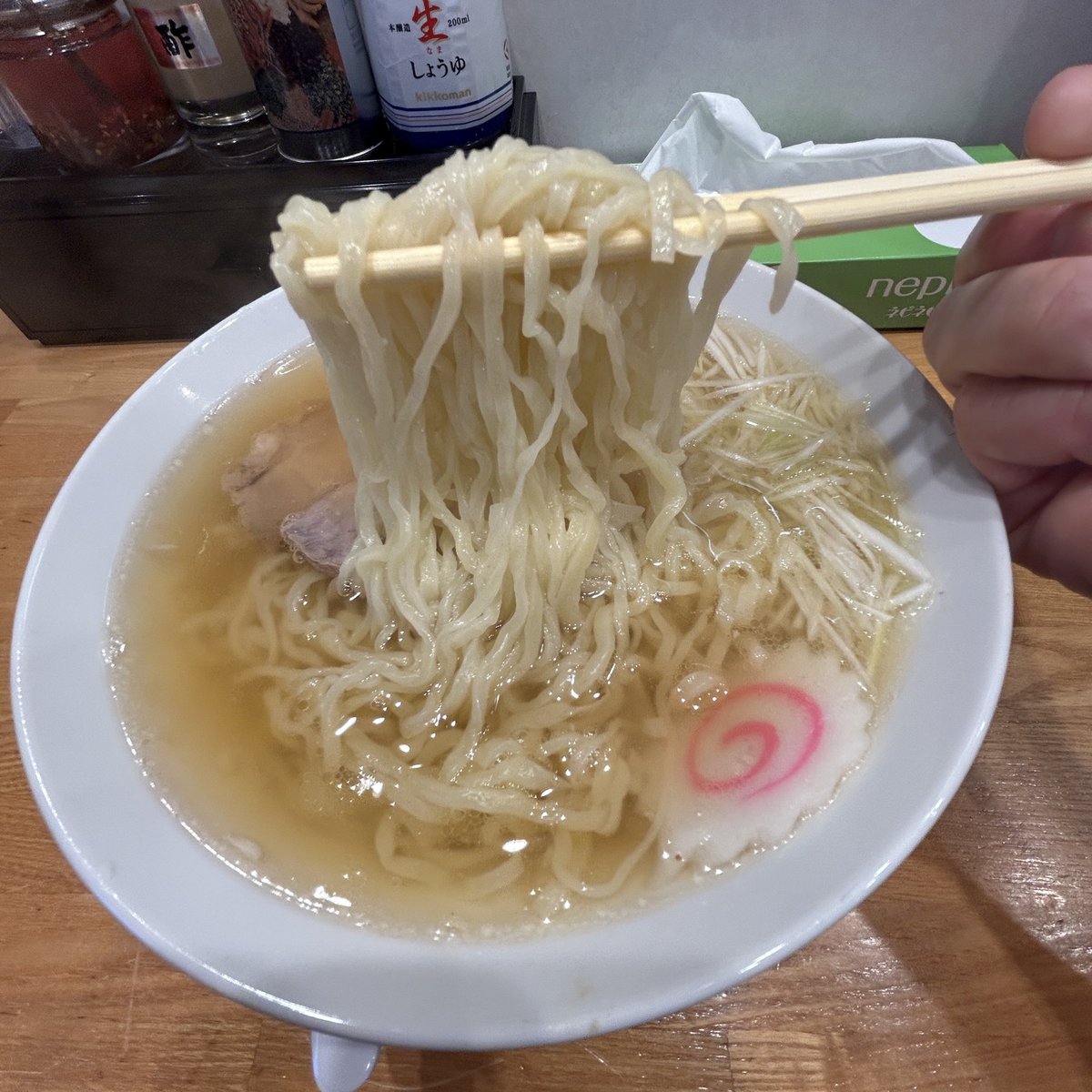 okiteporsche's tweet photo. 池袋 青竹手打佐野らーめん和龍池袋店 佐野ラーメン醤油味玉。今は群馬本店のこちら、麺打ち室併設で5月開店。醤油味でも琥珀色の澄んだスープは鶏昆布にハイミー系淡めでも旨み十分、手打ち麺加水高め茹で具合も柔め麺量多少多め具合良し。細かく笹掻きされた白ネギ猛烈旨い、煮豚味薄やさしい。 https://t.co/5IcQT9rLDy