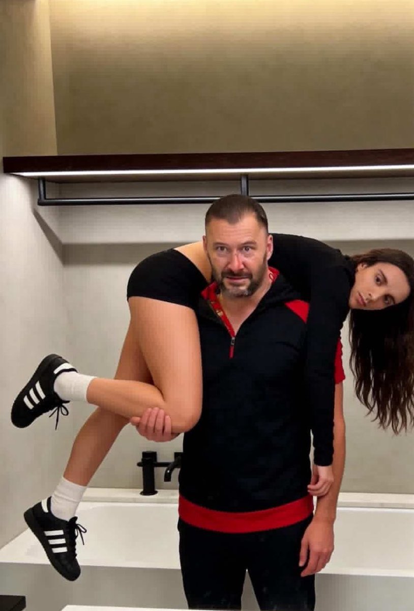 SidiMadness's tweet photo. @ElDomino24995 @golemsklub2 @Le_Bracq @Ilangabet @LCI @LCIPolitique @DavidPujadas @J2Ltime @mds7519 Ton physique que tu as retouché alors que tu ressemble à un fil dentaire 😆😆 https://t.co/6X2uLcHstM