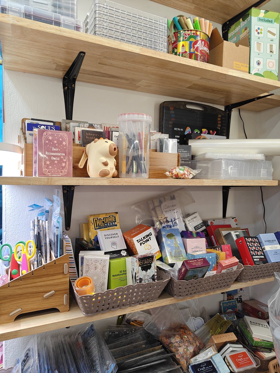 syrinth_writer's tweet photo. มาโปรโมตให้ห้องสมุดอารีย์ "Reading Lab 365 Ari" เดือนนี้เขาเปิดให้อ่านฟรียืมฟรีนะ เริ่มคิดเงินเดือนกรกฎาจ้า เสาร์แรกของเดือนจะมีเวิร์กช็อปต่างๆ เช่น ทำ Journal หรือจะมาเล่นบอร์ดเกมที่นี่ก็ได้

ถ้ามาเดือนนี้เขาแจกการ์ด One month pass ด้วยนะ ชวนกันมาเยอะๆได้เลย 😄 https://t.co/gbxuIWpidl