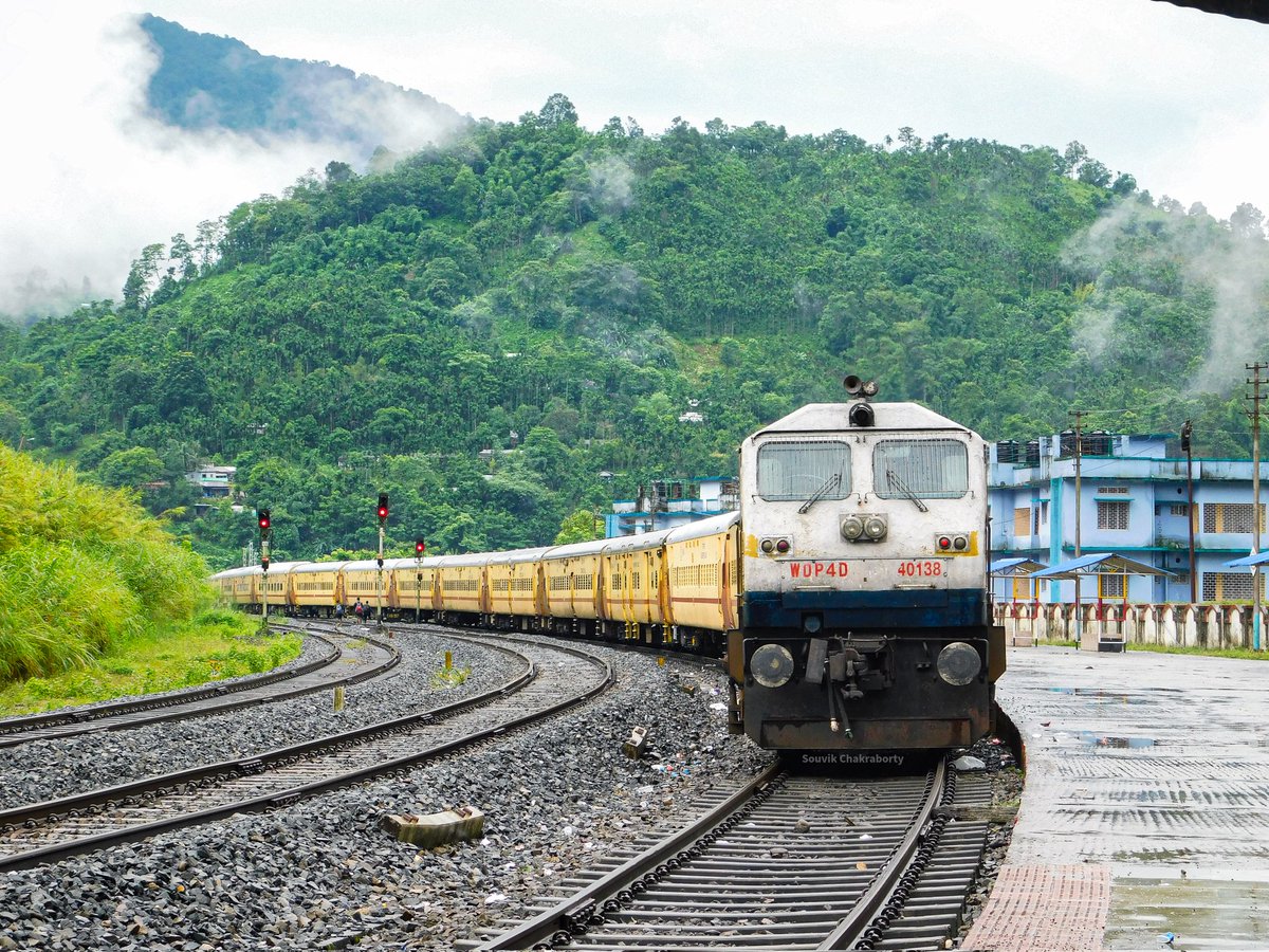 RFSouvikNJP's tweet photo. Happy World Environment Day 🌟

Banking through the clouds of the Barail Range. 🌿
NGC WDP4D 40138 pushes 15615 Guwahati - Silchar Passenger out of New Harangajao,  the iconic  Lumding - Badarpur Hill  Section.

August 2024

@drm_lmg_nfr @RailNf @RailMinIndia https://t.co/INi7v2Y903