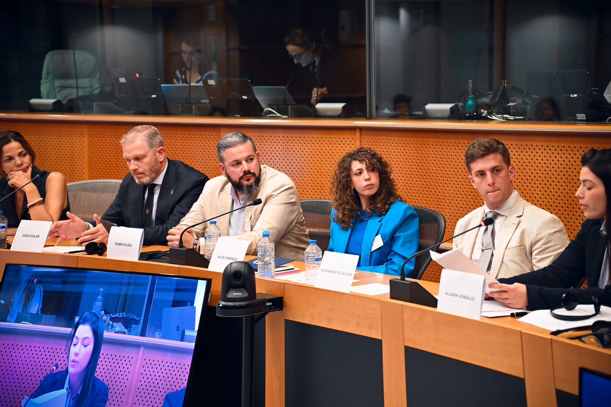 AliceCarrazza's tweet photo. Gracias a @njuncogarcia y @diesofer por organizar una conferencia tan necesaria en el Parlamento Europeo sobre la inmigración ilegal.
Ha sido un honor compartir este debate con @rubnpulido y @a_degalzain , aportando datos, análisis y experiencias sobre uno de los mayores desafíos que afronta Europa.

Gracias también a todos los asistentes por el interés. Bruselas necesita menos ideología y más realismo: controlar la inmigración ilegal y proteger nuestras fronteras es esencial para garantizar la seguridad y el futuro de Europa. 🇪🇸🇪🇺