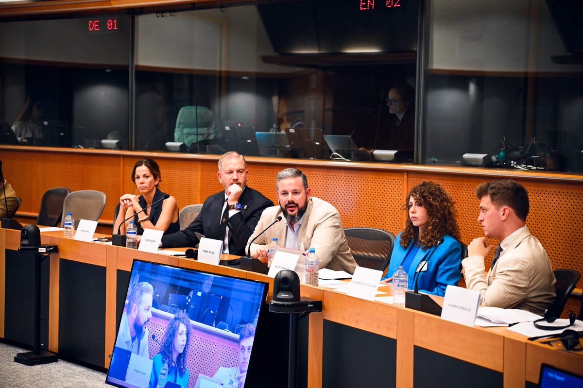 AliceCarrazza's tweet photo. Gracias a @njuncogarcia y @diesofer por organizar una conferencia tan necesaria en el Parlamento Europeo sobre la inmigración ilegal.
Ha sido un honor compartir este debate con @rubnpulido y @a_degalzain , aportando datos, análisis y experiencias sobre uno de los mayores desafíos que afronta Europa.

Gracias también a todos los asistentes por el interés. Bruselas necesita menos ideología y más realismo: controlar la inmigración ilegal y proteger nuestras fronteras es esencial para garantizar la seguridad y el futuro de Europa. 🇪🇸🇪🇺
