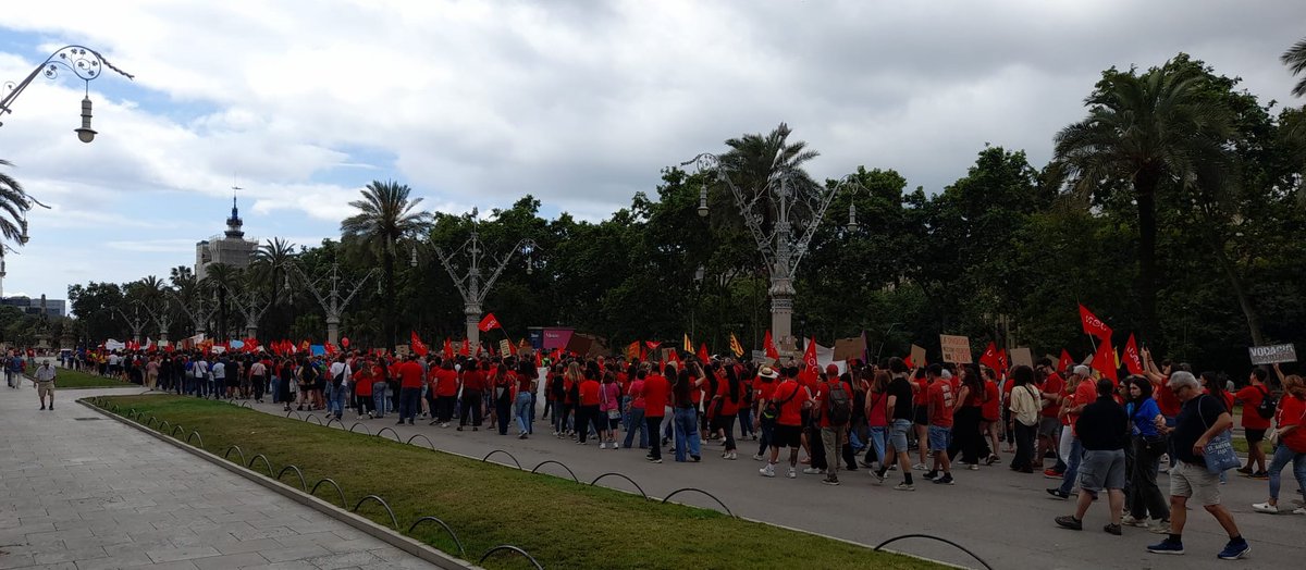 usocatalunya's tweet photo. Manifestació @EnsenyamentUSOC en marxa! La concertada, en lluita! https://t.co/Iz4P9i74b0