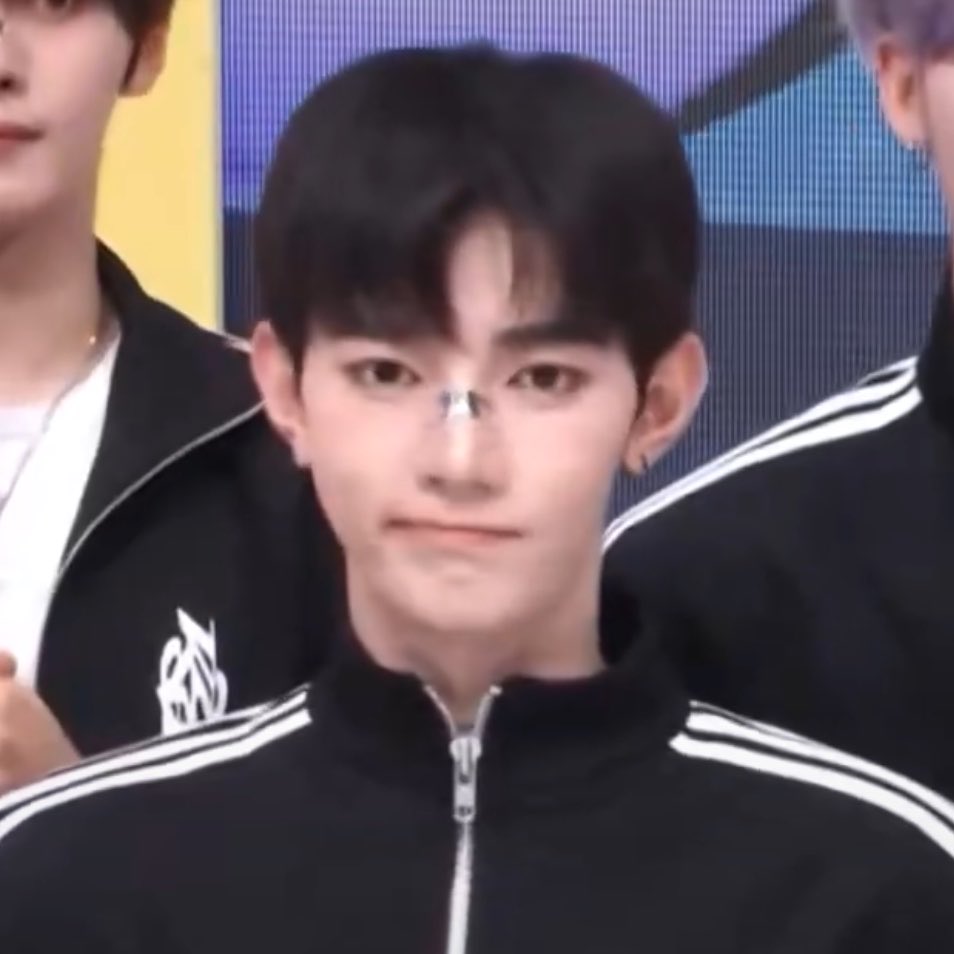 ha0k3's tweet photo. 눈마주치고씹덕사할뻔함… https://t.co/lyXb8UbVCr