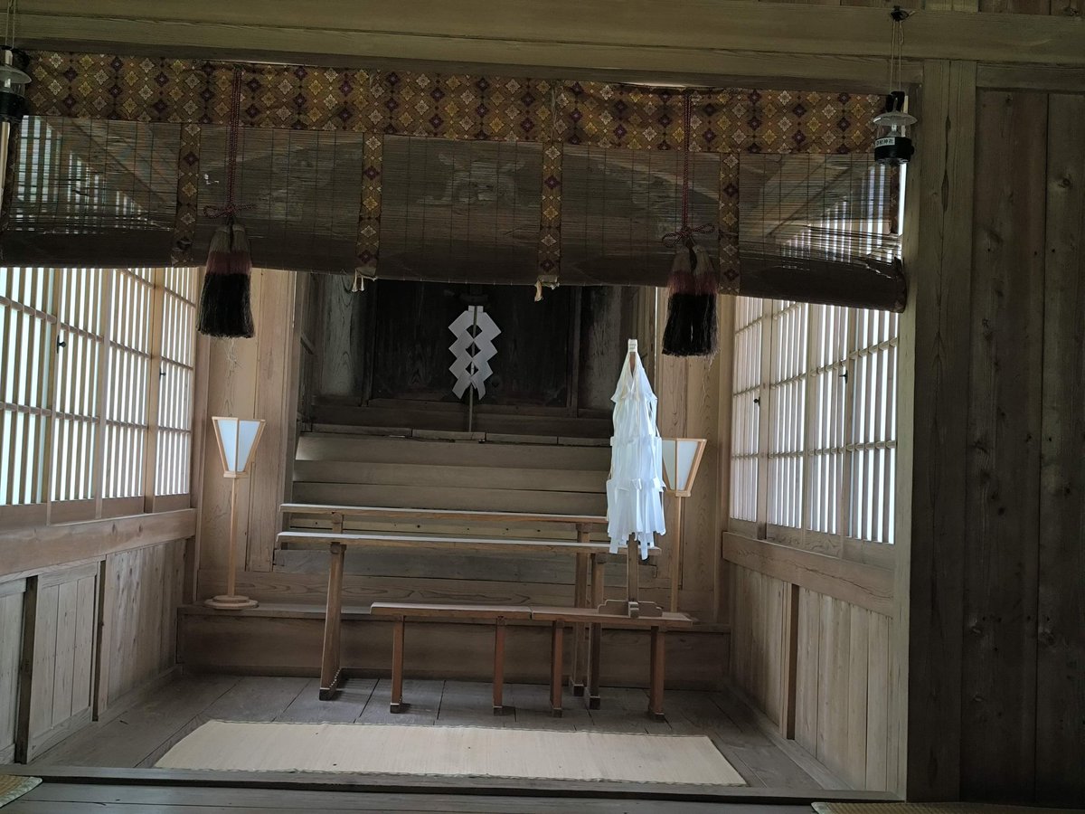 ciacdiy's tweet photo. 山城跡に鎮座する神社らしい凛とした空気感
宇都宮氏から剣が奉納され崇められた神社が藩領が変わるも新たな領主に多大な寄進を受け遷宮
大洪水の被害を受け、戦国時代に落城した山城跡の当地に再建

本殿にも末社にも残る木端板葺きに驚く😳
静謐な拝殿から感じるのは武士の時代から続く悠久の流れ https://t.co/zb8mwSBmge