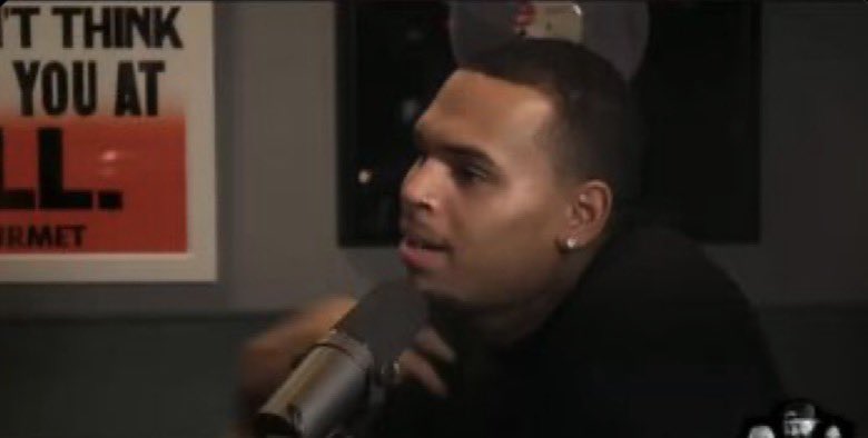 Jantar127's tweet photo. Chris Brown talks about comparisons with Michael Jackson: 'I'm not better'

"My personal opinion is that I wouldn't even be breathing or even being able to sing a song if this man didn't exist," said the singer, who also said that there is no comparison between Michael Jackson and any other artist.

"I don't know if they see this as a Jordan-Kobe thing, but I couldn't even look at it. He's light years ahead. There's no way to compete with him. I'm never better than him," he reflected.