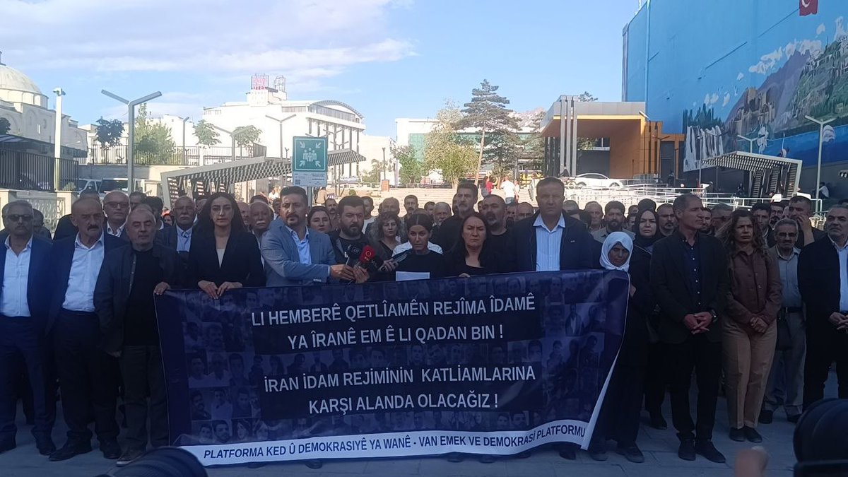 DEMipekyolu's tweet photo. İran’da gerçekleştirilen idam cezasını derin bir üzüntü ve endişeyle karşılıyoruz…

Yaşam hakkı,en temel insan haklarından biridir ve bu hakkın geri dönüşü olmayan şekilde ortadan kaldırılması insan vicdanında derin yaralar açmaktadır…

Bireyin din,dil,ırk ve siyasi görüşü ne olursa olsun bunun cezası asla ölüm olmamalıdır…

Adaletin, insan onuruna saygı ve evrensel insan hakları ilkeleri çerçevesinde tesis edilmesi gerektiğine inanıyoruz. İdam cezasının uygulanması, hem bireysel haklar hem de toplumsal barış açısından ciddi tartışmaları beraberinde getirmektedir…

Bu nedenle söz konusu idam kararını kınıyor;tüm devletleri yaşam hakkını koruyan, adil yargılanma ilkesini gözeten ve insan haklarına saygıyı esas alan uygulamaları benimsemeye davet ediyoruz…

İnsan haklarının ve hukukun üstünlüğünün evrensel ölçekte güçlendirilmesi temennisinde bulunuyoruz…

#idamahayır 
#idamıkınıyoruz 
#irandanidamkınama 

@DBP_GenelMerkez 
@DEMPartiWan 
@dbp_wan 
@dbp_reyaarmuse 
@mebyader_w 
@Wantuhay_der  
@gulsenkurtDEM 
@gonul_uzny 
@VDilekci 
@avcemaldemir 
@WanDEMkadin
@tjanavend
@evinPolat15 
@k_aaaltin 
@neslihansedal65
@cnnuzunay
@zulkuf__ucar
@GulcanKcmzSyygt
@gulderenvarli 
@MahmutDindar65
@tevgerajinwan
@AbdullahZeydan
@SapkaciTahir 
@DernegiS
@HANIMKAYA30